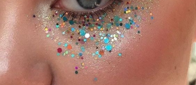 Faça sua maquiagem de carnaval com glitter